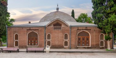 Kırmızı tuğlaları ile Azerbaycan 'daki Juma Camii' nin arka görüntüsü