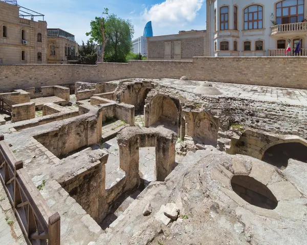 Azerbaycan 'ın Bakü kentindeki Shirvanshahs Sarayı' ndaki harabelerin manzarası. Taş yapı, bir zamanlar büyük ve işlevsel olan bir binanın kalıntılarını gösteriyor.