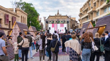 Bakü, Azerbaycan - 4 Mayıs 2024: Azerbaycan Ulusal Halı Festivali 'nde bir konser için kalabalık toplandı. Etkinlik Eski Şehir 'de, ya da Icherisheher' da, tarihi duvarlarla çevrili kentte gerçekleşiyor.