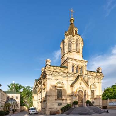 Bakü, Azerbaycan 'daki Kutsal Myrrrhbearers Katedrali' nin manzarası. Geleneksel kulesi, kulesi ve süslemesi olan bir Rus Ortodoks Kilisesi.