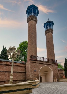 İki uzun minaresi ve kırmızı tuğlalarıyla Ganja, Azerbaycan Juma Camii manzarası