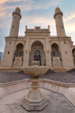 Gün batımından önce Azerbaycan 'ın Bakü kentindeki Taza Pir Camii' nin önünde bir çeşme duruyor.