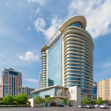 Bakü, Azerbaycan - 10 Mayıs 2024: JW Marriott Absheron Hotel, 28 Mayıs Caddesi 'nde, Sabayil ilçesinde bulunan beş yıldızlı lüks bir otel.