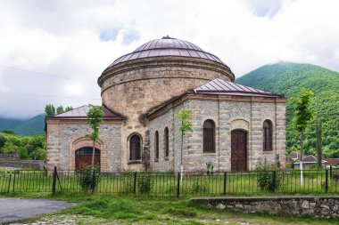 Üç Aziz Kilisesi, yani Yuvarlak Tapınak Shaki, Azerbaycan 'da yemyeşil ve sisli dağlarla çevrili.