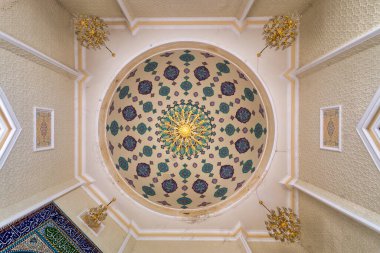 Azerbaycan 'ın Ganja kentindeki İmam Camii' nin içindeki süslü tavan manzarası. Kubbe, mavi, yeşil ve altın tonlarında karmaşık geometrik desenlerle süslenmiştir.