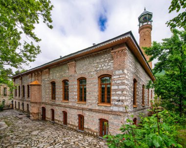 İmam Ali Camii, Azerbaycan 'ın başkenti Shaki' de yer alan Ganjali semtinde, yeşil alanlarla çevrili bir avluda uzun minareli taştan bir tarihi cami bulunuyor.
