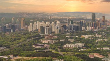 Gökdelenleri ve yeşil alanları olan İstanbullar 'ın hava manzarası, İstanbul' daki bir gökdelenden günbatımında çekildi, Türkiye