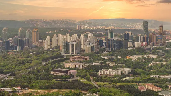 Gökdelenleri ve yeşil alanları olan İstanbullar 'ın hava manzarası, İstanbul' daki bir gökdelenden günbatımında çekildi, Türkiye