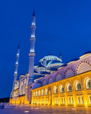 2019 yılında, İstanbul 'un Uskudar ilçesindeki Camlica tepesinde bir bahar günü inşa edilen, İslam ibadeti için modern bir kompleks olan Buyuk Camlica Camii' nin düşük açılı gece görüntüsü.