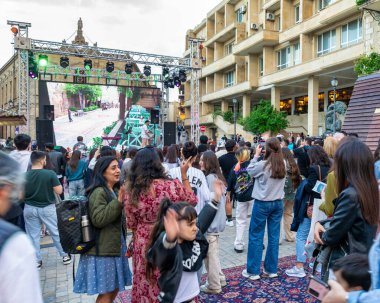 Bakü, Azerbaycan - 4 Mayıs 2024: Azerbaycan Ulusal Halı Festivali 'nde bir konser için kalabalık toplandı. Etkinlik Eski Şehir 'de, ya da Icherisheher' da, tarihi duvarlarla çevrili kentte gerçekleşiyor.