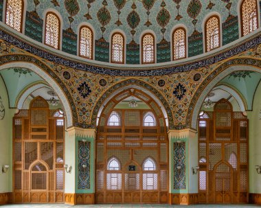 Azerbaycan 'ın Bakü kentindeki Taza Pir Camii' nin içi, geleneksel İslami motifleri modern elementlerle harmanlayan süslü kubbesine ve karmaşık mimarisine hayran.