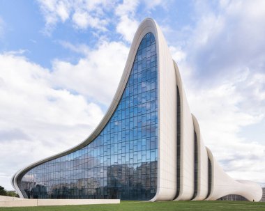 Azerbaycan 'ın Bakü kentindeki sembolik, efsane Haydar Aliyev Merkezi, mavi gökyüzüne karşı çağdaş mimariyi akıcı, dalga benzeri tasarımıyla sergiliyor. Bina Mimar Zaha Hadid tarafından tasarlandı. 