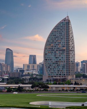 Ritz Carlton Oteli 'nin büyüleyici manzarası eşsiz mimarisini gözler önüne seriyor. Güneş Baküs ufuk çizgisinde batarken, Azerbaycan