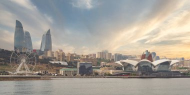 Bakü Gözü ve Alev Kuleleri Deniz Mall 'un yanında görkemli bir şekilde yükselirken, gün batımında Azerbaycan' ın Bakü kentinin canlı atmosferini yansıtıyor.