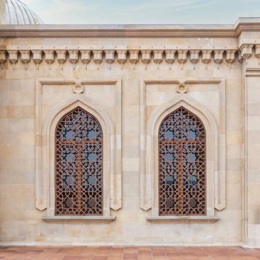 Karmaşık ahşap pencereler, Bibi-Heybat Camii, Bakü, Azerbaycan 'ın avlusunda geleneksel mimari tarzın sergilendiği güzel bir taş cepheyi süslüyor.