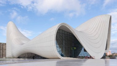 Azerbaycan 'ın Bakü kentindeki ikonik Heydar Aliyev Merkezi, açık bir gökyüzüne karşı çağdaş mimariyi akıcı, dalga benzeri tasarımıyla sergiliyor. Merhum mimar Zaha Hadid tarafından tasarlanan bina. 