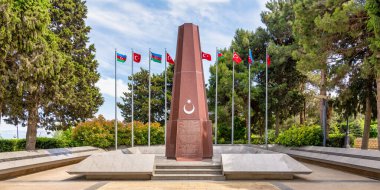 Azerbaycan 'ın Bakü kentindeki Türk Şehitleri Anıtı, Türk ve Azerbaycan bayrakları rüzgarda dalgalanırken dimdik ayakta duruyor. Anıt bir hatıra ve fedakarlık sembolüdür.