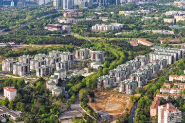 Türkiye 'nin İstanbul kentsel gelişimini vurgulayarak, yeşillikle birbirine karışmış modern konut binalarının geniş bir görünümünü sergiliyor. İstanbul Safir Gözlem Güvertesi 'nden hava görüntüsü