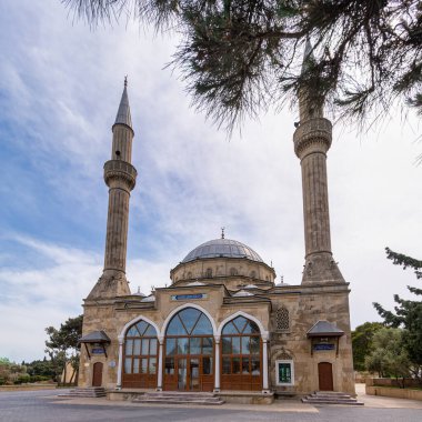 Sehitler Camii veya Azerbaycan 'ın Bakü kentindeki Şehitler Camii' nde iki uzun minare ve bir süs cephesi bulunuyor.