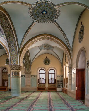 Eski Bakü, Azerbaycan 'daki Icherisheher Juma Camii' nin içinde çarpıcı kemerler ve renkli sanatsal motifler içeren karmaşık ayrıntılar yer alıyor.