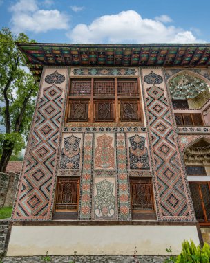 Shaki Khans Sarayı 'nın çarpıcı mimarisini keşfedin. Shaki, Azerbaycan' da renkli tasarımlar ve detaylı işçilikler yapın.