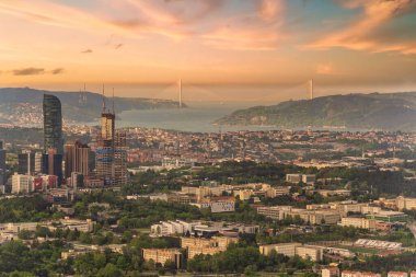 Panoramik bir günbatımı, İstanbullar 'ın şehir manzarasına ve Boğaz' a sıcak bir ışıltı saçarak kentsel ve doğal güzellikleri gözler önüne seriyor. Fotoğraf: İstanbul Safir Kulesi, Türkiye