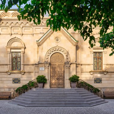 Kutsal Myrhbearers Katedrali 'nin Bakü, Azerbaycan' daki büyük girişi süslü tasarımlar, süslü kemerli kapılar, güzel vitray pencereler ve canlı yeşilliklerle çevrili davetkar merdivenler içeriyor.