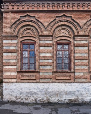 Omar Efendi Camii 'nin çarpıcı dış görünüşü, Azerbaycan' ın Shaki kentinin mimari mirasını yansıtan eşsiz tuğlalar, kemerli pencereler ve detaylı tasarım unsurlarını gözler önüne seriyor.