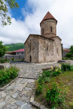 Kish Kilisesi, ya da Aziz Elisha Kilisesi ya da Azize Elisha 'nın Kutsal Ana Kilisesi, Azerbaycan' ın Shaki köyünde yer almaktadır. Bölgedeki ortaçağ mimarisinin iyi bir örneği