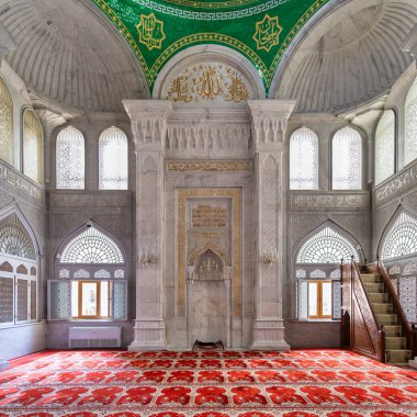 Azerbaycan 'ın Bakü kentindeki Bibi-Heybat Camii' nin içinde, Mihrab, kemerler ve pencereler de dahil olmak üzere karmaşık mimari ayrıntılarını gözler önüne seriyor.