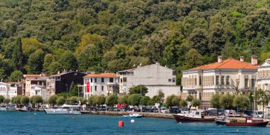 İstanbul, Türkiye - 29 Ağustos 2022: Bir yaz gününde geleneksel evlerle İstanbul Boğazı 'nın Avrupa yakasından görüntüler