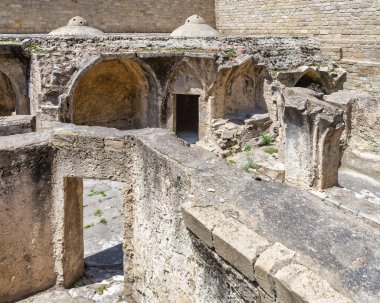 Bakü, Azerbaycan 'daki Shirvanshahs Sarayı' na bağlı hamam harabeleri. Taş yapı, bir zamanlar büyük ve işlevsel olan bir binanın kalıntılarını gösteriyor.