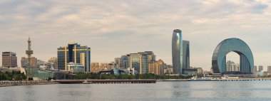 Bakü, Azerbaycan - 4 Mayıs 2024: Paraşüt Kulesi, Bakü İş Merkezi ve Hilal Geliştirme, Hazar Denizi kıyısında canlı bir sahil bulvarının yanında yer almaktadır.