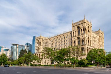 Bakü, Azerbaycan 'daki Hükümet Binası manzarası, modern binaların arka planında şehir silueti JW Marriott Absheron Hotel de dahil olmak üzere