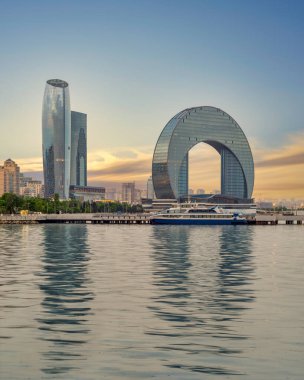 Hilal Geliştirme Projesinde, Azerbaycan 'ın başkenti Bakü' deki Hazar Denizi kıyısında günbatımının ılık renkleriyle vurgulanan modern binalar yer alıyor.