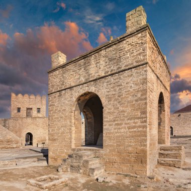 Gün batımından önce Azerbaycan 'ın Bakü kentindeki Ateshgah Ateş Tapınağı' nın avlusunun manzarası.
