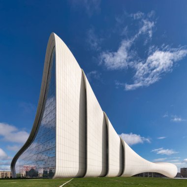 Azerbaycan 'ın Bakü kentindeki ikonik Heydar Aliyev Merkezinde modern mimari sergileniyor. Sıvı, dalga benzeri tasarımı berrak bir gökyüzüne karşı duruyor. Binayı Mimar Zaha Hadid tasarladı.