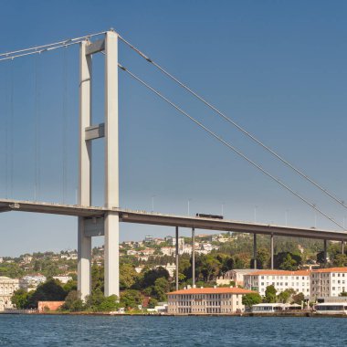 İstanbul 'daki ikonik boğaz boyunca uzanan Boğaz, Avrupa ve Asya' yı birbirine bağlıyor. Açık bir gökyüzüne karşı durarak şehri çevreleyen çarpıcı manzarayı vurguluyor.