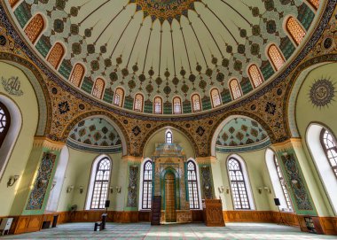 Azerbaycan 'ın Bakü kentindeki Taza Pir Camii zengin bir şekilde dekore edilmiştir. Karmaşık desenler ve güzel vitray pencereler içeriyor.