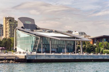 Bakü, Azerbaycan - 10 Mayıs 2024: Bakü iş merkezi, çarpıcı modern mimari ve manzaralı manzaralı Hazar Denizi kıyısında duruyor