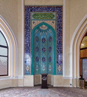 Imamzadeh Camii 'nin mihrab' ında, kenevir, Azerbaycan 'ın mimari güzelliğini vurgulayan zarif fayans desenleri ve el yazısı yer alıyor.