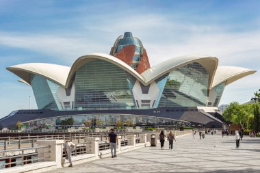 Bakü, Azerbaycan - 4 Mayıs 2024: Güneşli bir günde, ziyaretçiler Deniz AVM yakınlarındaki patikada rahat bir şekilde yürür, ayırt edici mimariyi ve canlı ortamı takdir ederler.