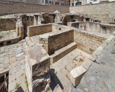 Azerbaycan 'ın Bakü kentindeki Shirvanshahs Sarayı' ndaki hamam harabelerinin perspektifi, eskiden görkemli ve işlevsel taş bir yapının kalıntılarını ortaya çıkarıyor..