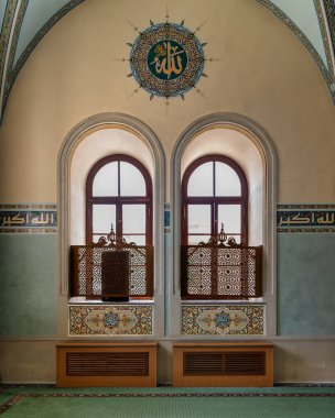 Bakü, Azerbaycan 'daki Icherisheher Juma Camii' nin içinde çarpıcı kemerli pencereler ve renkli sanatsal motifler içeren karmaşık ayrıntılar yer alıyor.