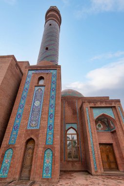 Goy İmam Camii 'nin güzel Minaresi Ganja, Azerbaycan' da dimdik duruyor, açık gökyüzüne karşı karmaşık kırmızı tuğla ve kiremit işleri ve eşsiz mimari detaylar sergiliyor.