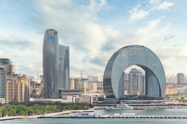 Crescent Development Project, Hazar Denizi kıyısındaki Azerbaycan 'ın Bakü Bulvarı' nda açık bir gökyüzüne karşı Crescent Hotel tarafından vurgulanan modern mimariyi sergiliyor.