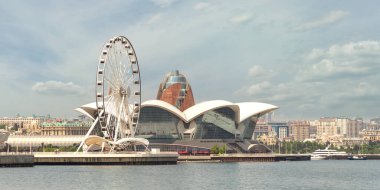 Bakü Gözlü Dönme dolabının Bakü, Azerbaycan 'daki Deniz Alışveriş Merkezi' nin yanındaki manzarası