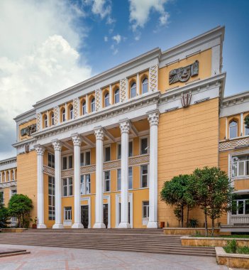 Azerbaycan 'ın Bakü kentindeki Azerbaycan Ulusal Konservatuarı müzik eğitimi için seçkin bir kurumdur.