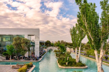 Bakü, Azerbaycan - 4 Mayıs 2024: Küçük Venedik olarak da bilinen bulvar kanalları yeşil manzaralarla çevrilidir