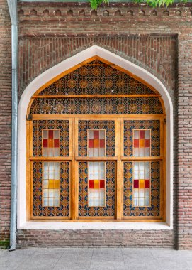 Ganja 'daki Juma Camii' nde, Azerbaycan mimarisinin tarihsel sanatını yansıtan çarpıcı ahşap çerçeveler ve canlı vitraylar sergileniyor.